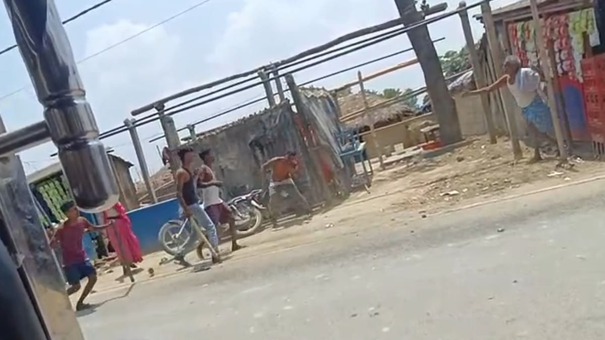 ​खौलती चाशनी से हमला: आदापुर में सरकारी जमीन विवाद ने लिया खूनी मोड़, युवक की हालत नाजुक