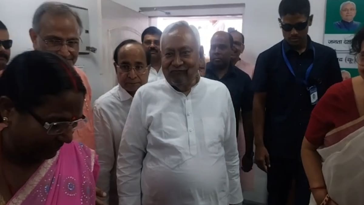 जदयू दफ्तर पहुंचे नीतीश कुमार, संगठन को धार देने के लिए मंत्रियों और नेताओं को दिए कड़े निर्देश