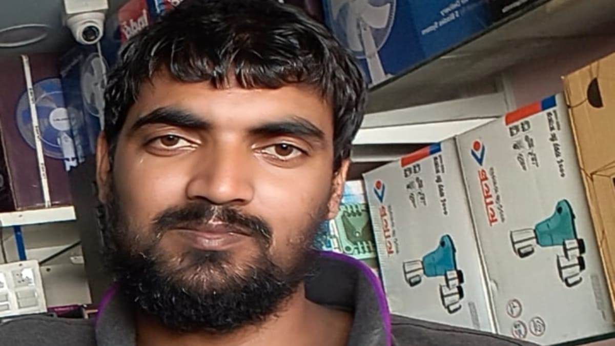 ​ठेकेदार के झूठ ने ली युवक की जान: लाइन बंद है बोलकर छत पर भेजा, 33 हजार वोल्ट के करंट से मजदूर की मौत