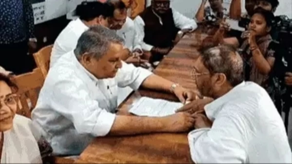 पीएम की अपील पर मंत्रियों की पहल: ईंधन बचाने के लिए छोड़ीं गाड़ियां, महिलाओं से की एक साल सोना न खरीदने की अपील