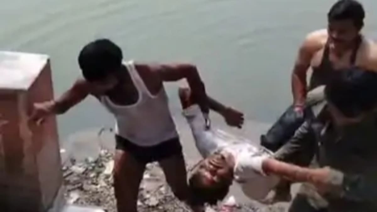 मंगल तालाब में पैर फिसलने से गहरे पानी में समाया मजदूर, पुलिस अधिकारी ने जान पर खेलकर बचाई जान