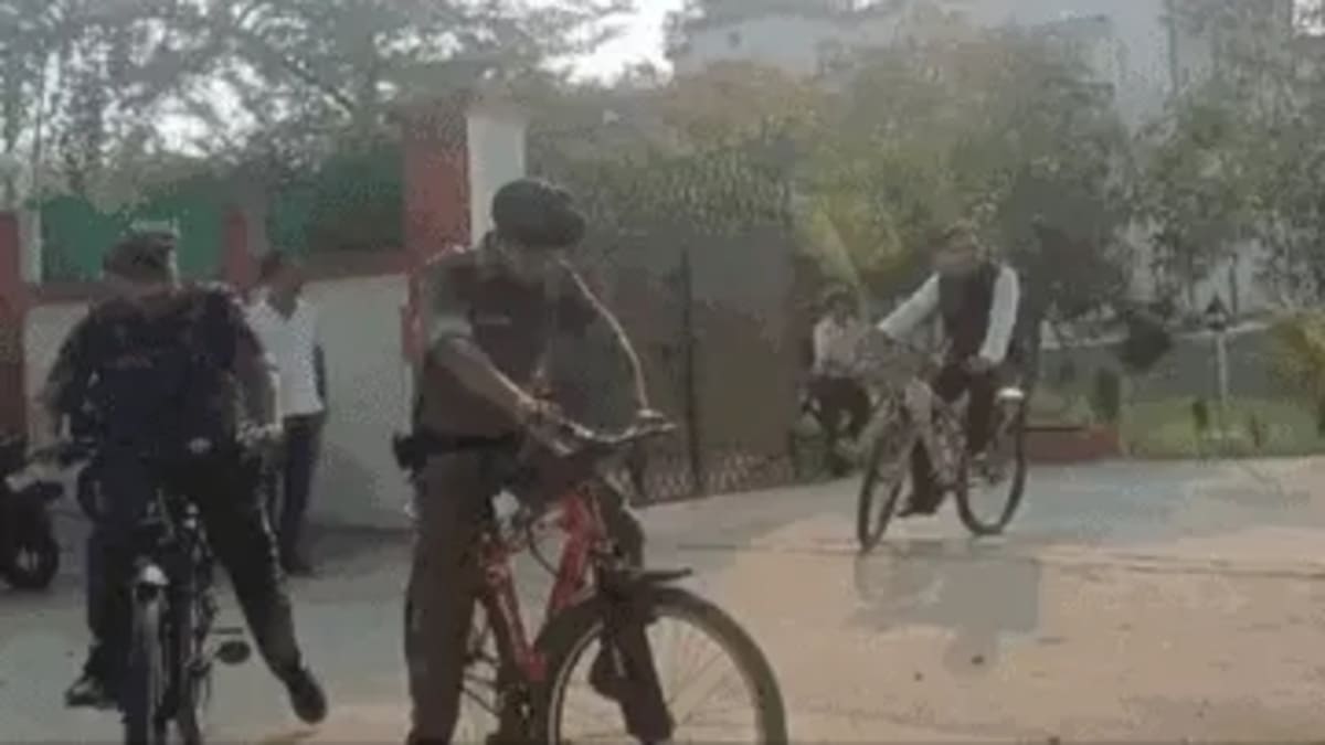 औरंगाबाद के जिला जज की सादगी: लग्जरी कार छोड़ साइकिल से पहुंचे कोर्ट, पीएम की अपील का दिखाया असर