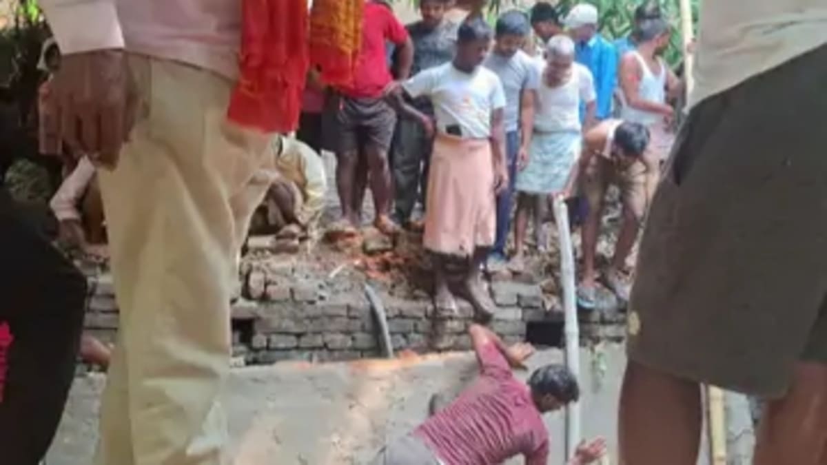 बिहार में फिर ताश के पत्तों की तरह ढहा ग्रामीण पुल, मलबे में दबे 5 युवक, तीन की हालत बेहद नाजुक