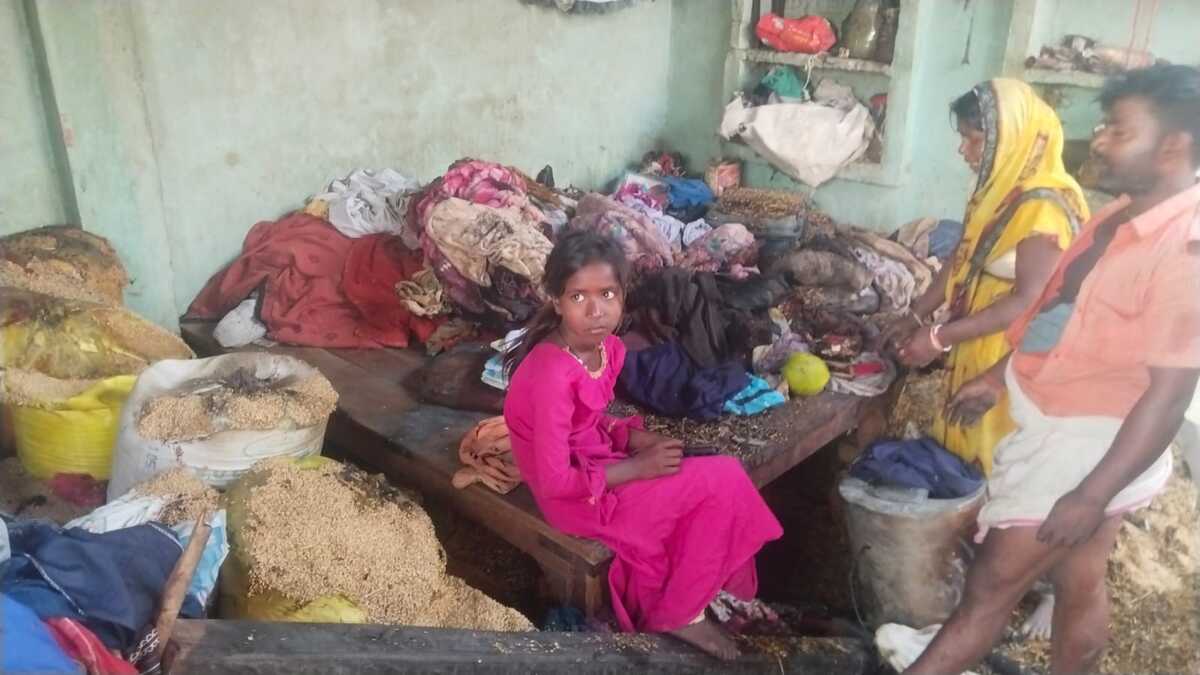 ​कैमूर में आफत की आंधी और खेत की चिंगारी ने दो परिवारों का आशियाना किया राख, लाखों का नुकसान