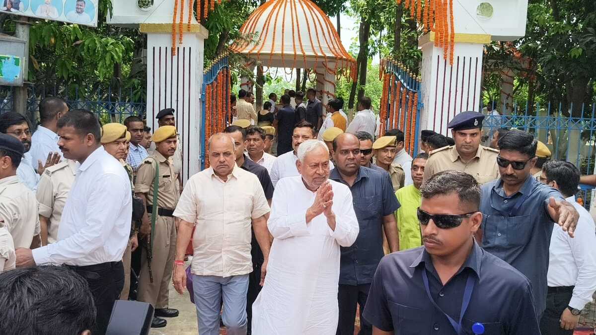 ​भावुक हुए नीतीश कुमार: पत्नी मंजू देवी की 19वीं पुण्यतिथि पर पैतृक गांव कल्याण बिगहा में दी श्रद्धांजलि
