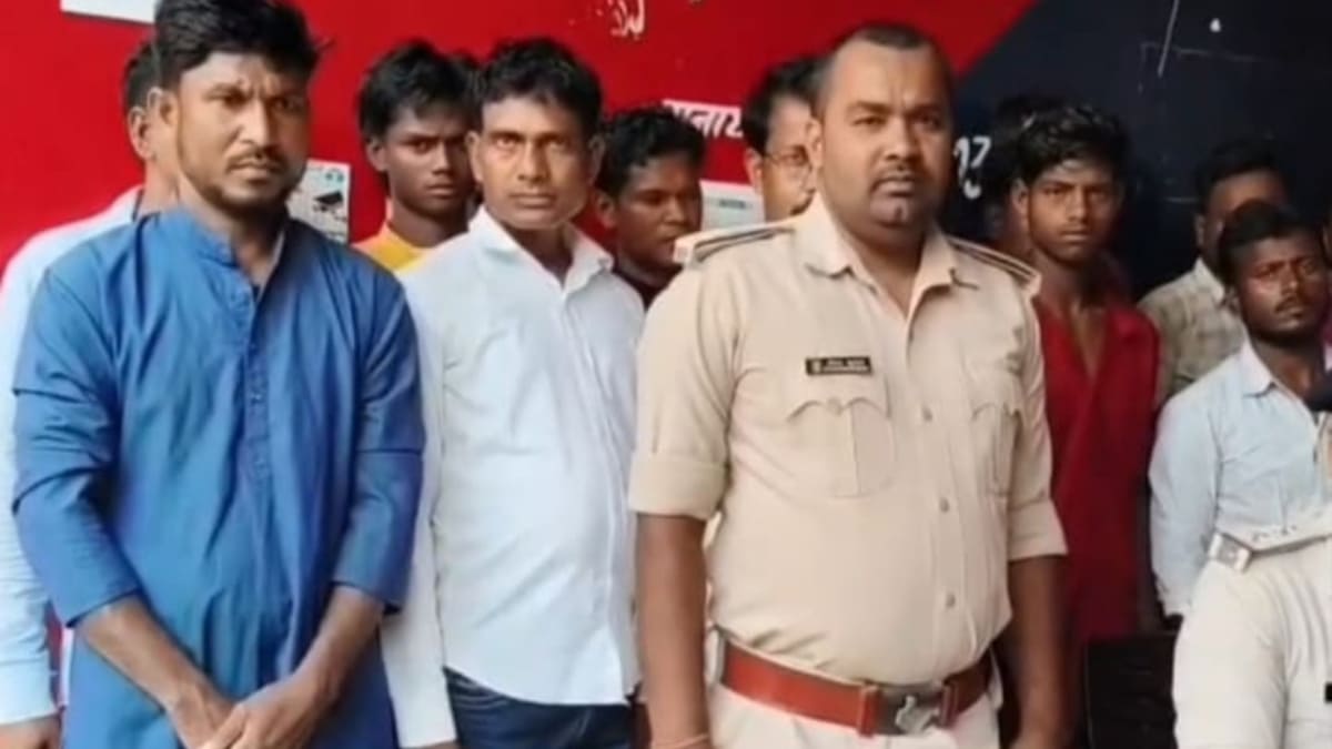 मोतिहारी में पुलिस का विशेष छापा: हत्या के प्रयास और शराब कांड समेत 22 गिरफ्तार