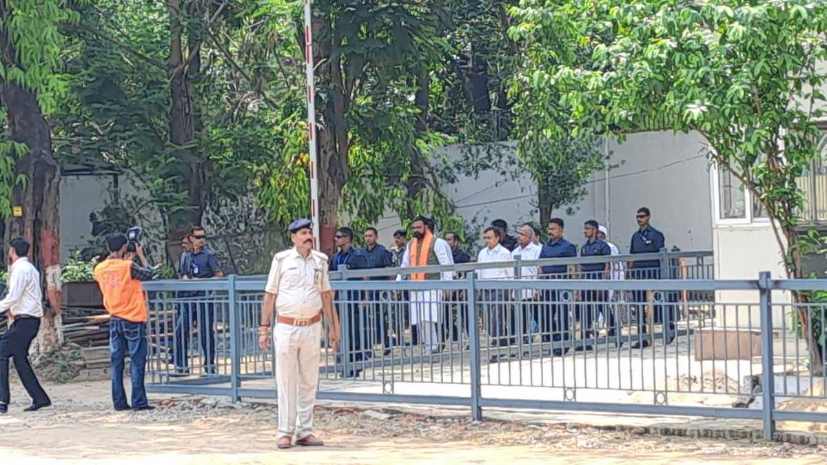गाड़ियों का काफिला छोड़ जब सड़क पर पैदल निकले सीएम सम्राट, सचिवालय तक किया पैदल सफर