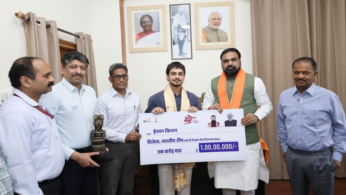 इशान किशन बने बिहार के खेल आइकन, CM सम्राट चौधरी ने 1 करोड़ का चेक सौंपकर थपथपाई पीठ
