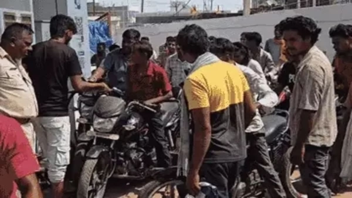 बिहार में पेट्रोल-डीजल की दरें बढ़ीं, गयाजी में पंप पर भारी भीड़, बेकाबू होने पर बुलानी पड़ी पुलिस
