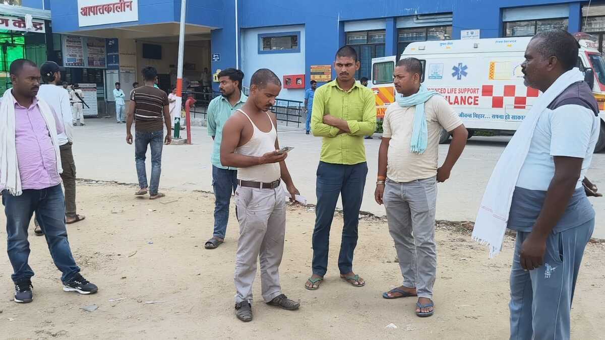 बालू लदे ट्रक और हाइवा की जोरदार भिड़ंत में खलासी की मौत, चालक भाई गंभीर रूप से घायल
