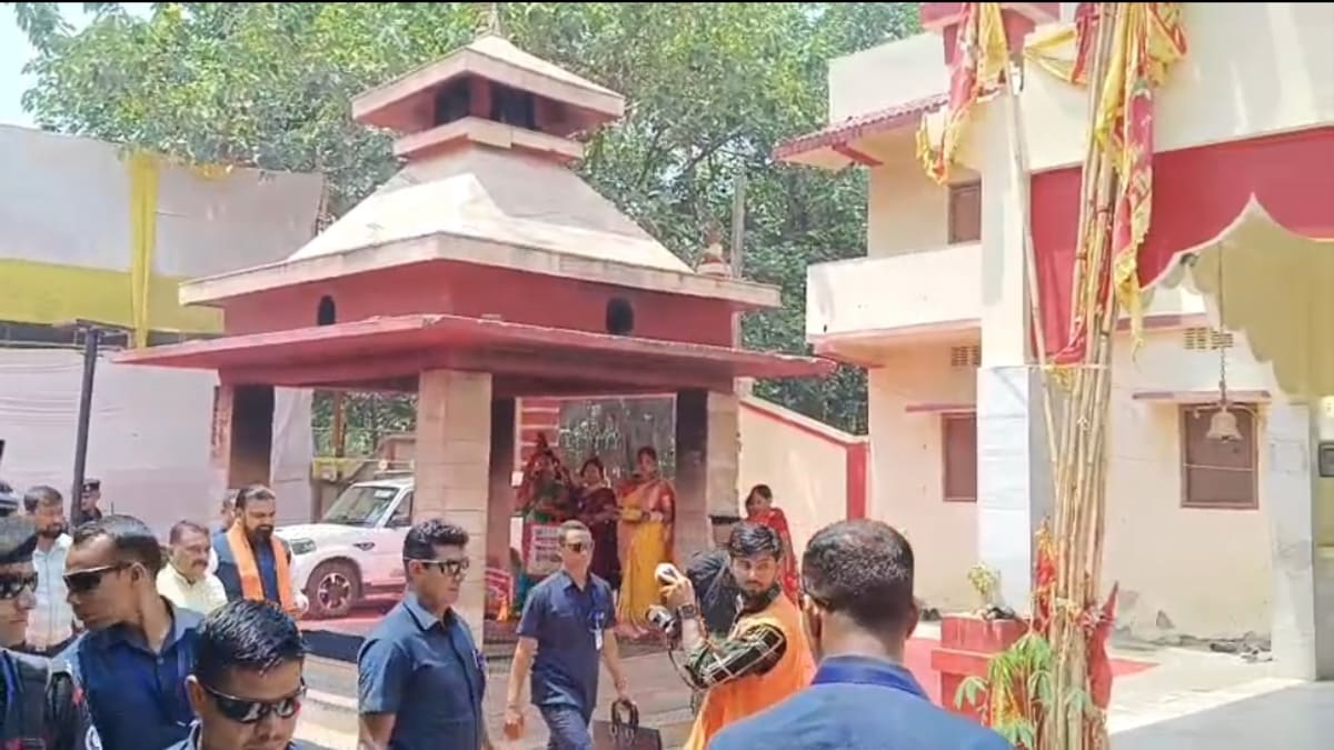 ​पटना के गर्दनीबाग ठाकुरबाड़ी मंदिर पहुंचे सीएम सम्राट चौधरी, विधि-विधान से की पूजा-अर्चना