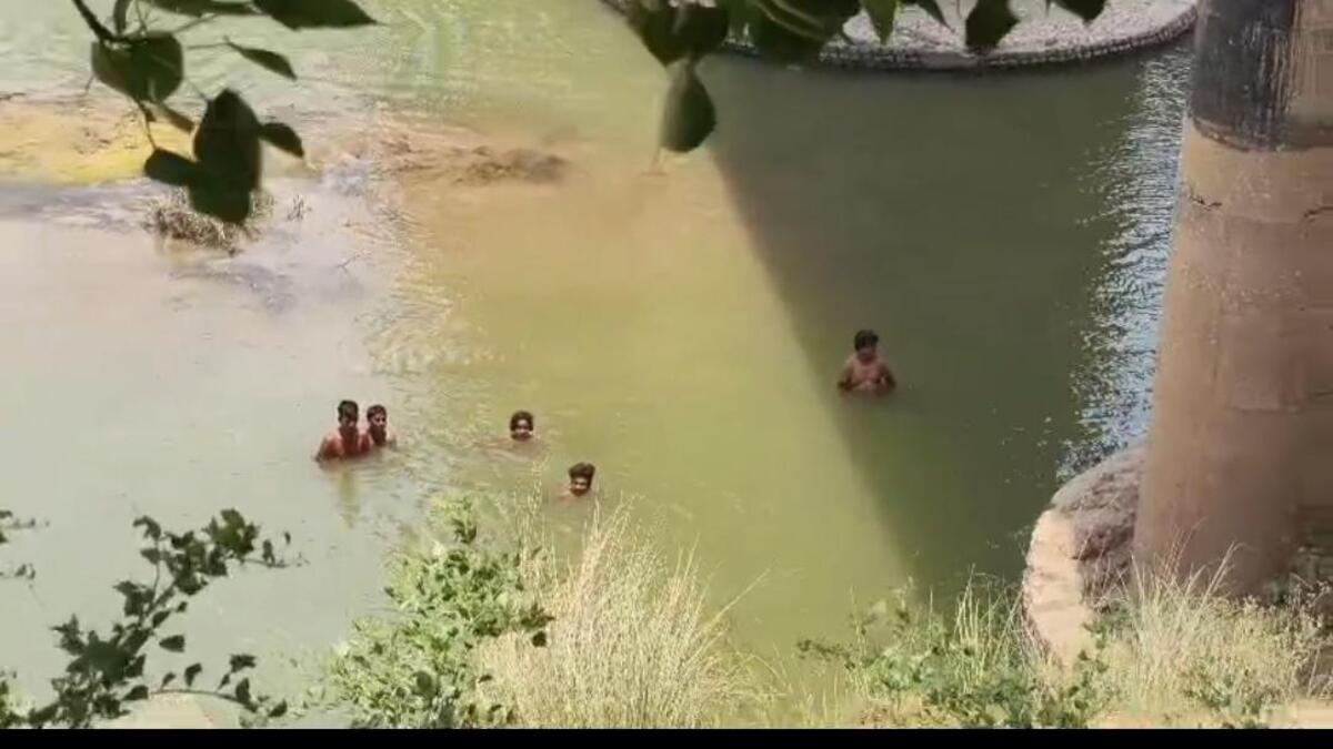 चार सर कटी लाशों के मामले में सगा भाई गिरफ्तार, नदी से दो सिर बरामद, बच्चों की खोज जारी