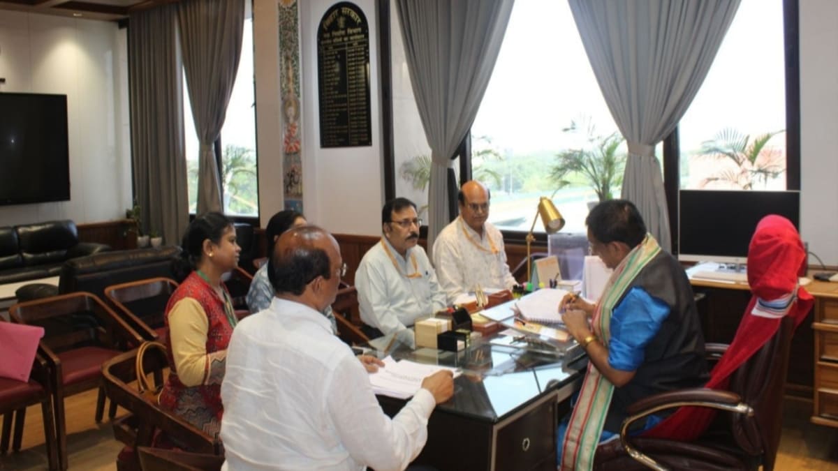 सड़क परियोजनाओं में लेटलतीफी पर मंत्री ई. शैलेन्द्र सख्त, लापरवाह ठेकेदारों को डिबार करने का आदेश