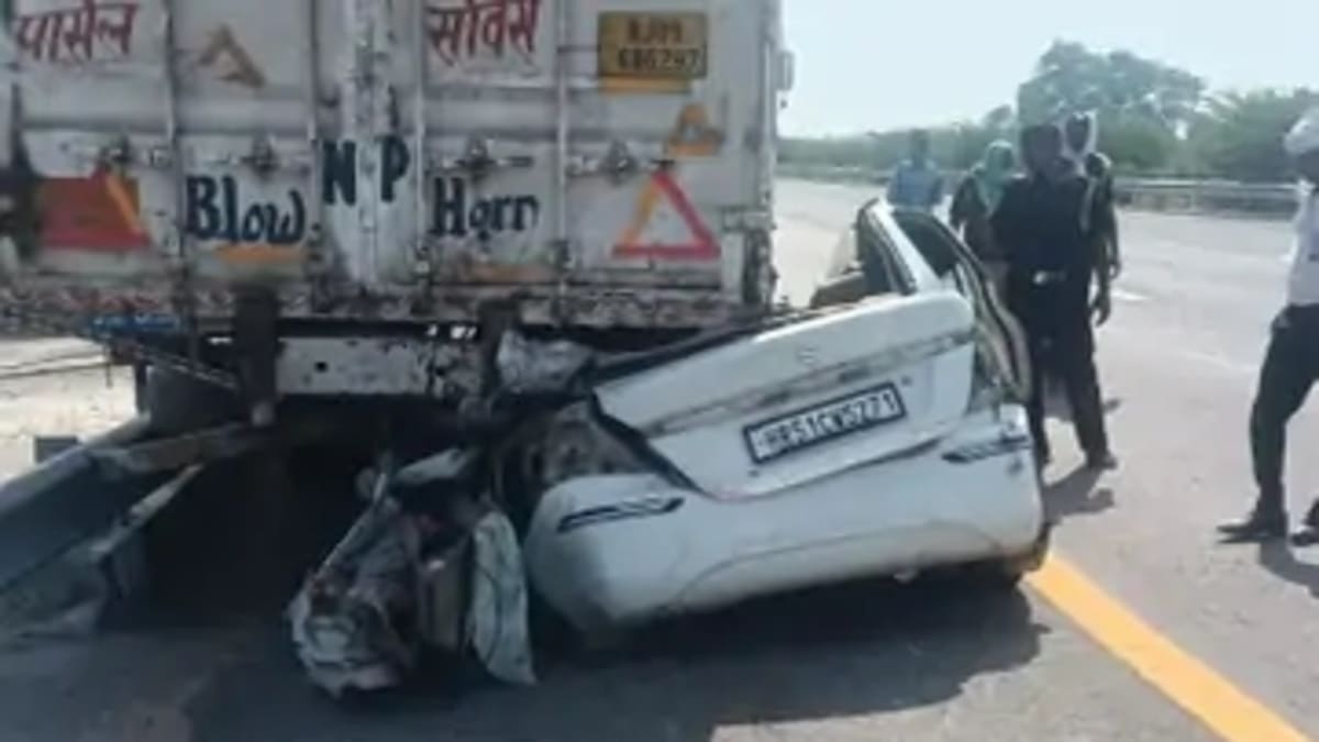 ​पूर्वांचल एक्सप्रेस-वे पर भीषण हादसा: खड़े ट्रेलर में घुसी तेज रफ्तार कार, बिहार के एक ही परिवार के 5 लोगों की मौत