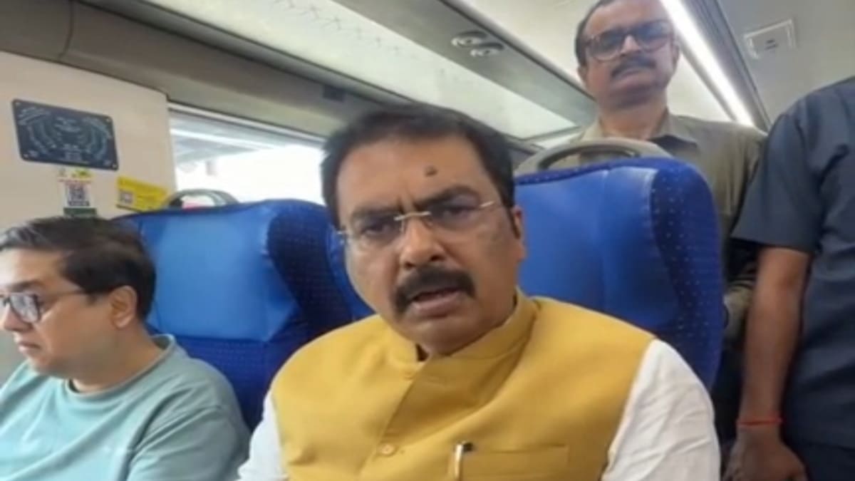 पीएम मोदी की अपील पर बीजेपी प्रदेश अध्यक्ष संजय सरावगी ने छोड़ा वीआईपी काफिला, ट्रेन से जमुई रवाना