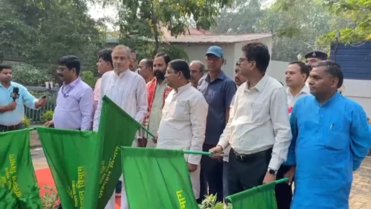 पटना में प्रदूषण और ईंधन संकट के बीच दौड़ीं इलेक्ट्रिक और पिंक बसें, परिवहन मंत्री ने दिखाई हरी झंडी
