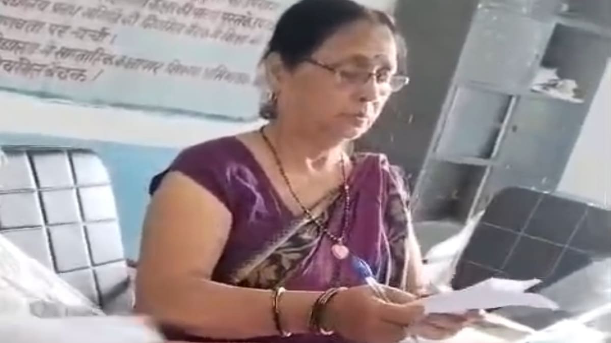​मोतिहारी में एडमिशन के लिए हेडमिस्ट्रेस ने मांगे 500 रुपये, लाचार अभिभावक से रिश्वत लेते वीडियो वायरल