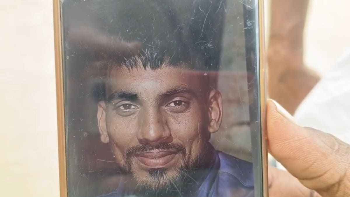 अनियंत्रित कार बिजली के खंभे से टकराकर खाई में गिरी, मैच खेलकर लौट रहे युवक की मौत, तीन गंभीर
