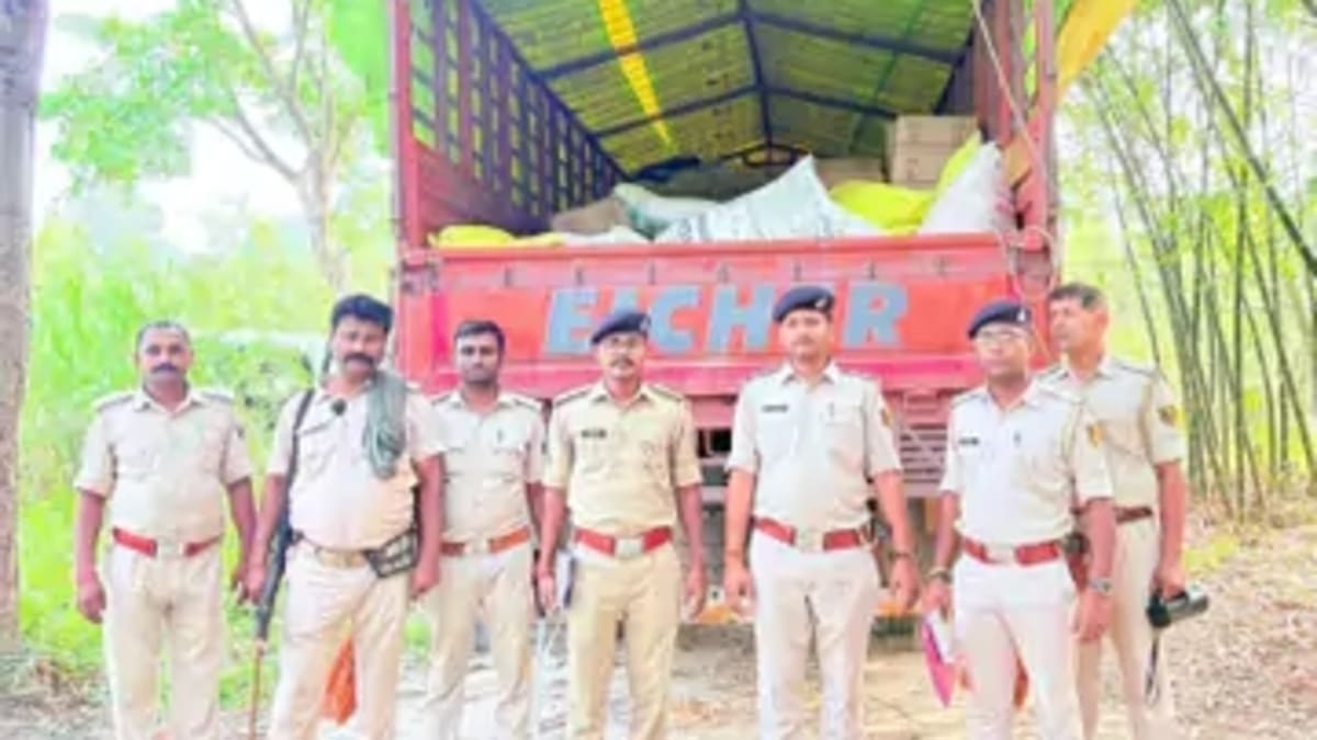 मुजफ्फरपुर में शराब माफिया पर बड़ा प्रहार: थार समेत 5 गाड़ियां जब्त, 3300 लीटर से अधिक विदेशी शराब बरामद