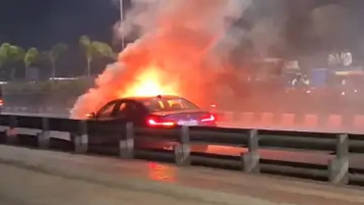 पटना मरीन ड्राइव पर अचानक धूं-धूं कर जली लग्जरी BMW, कार पूरी तरह से जलकर खाक