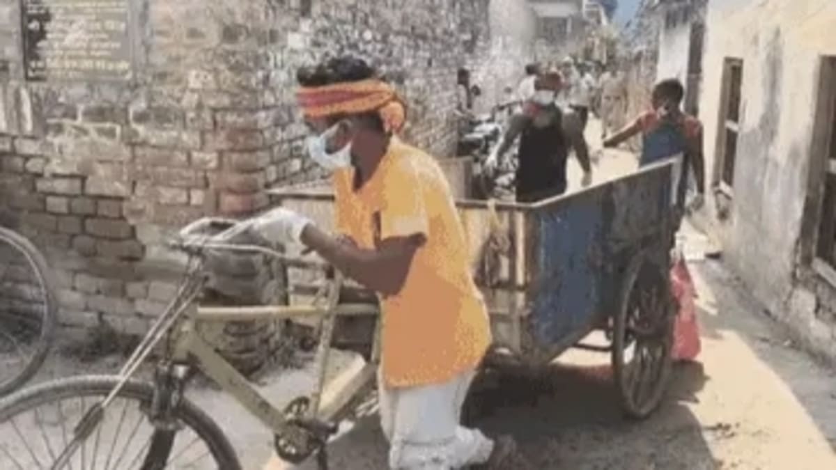बंद घर से मिले शव को कचरे के ठेले पर ले जाने का वीडियो वायरल, डीएसपी ने दिए जांच के आदेश