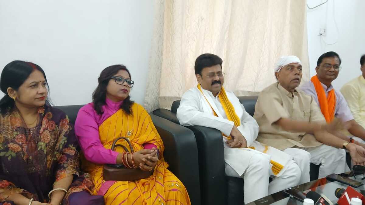 पीएम मोदी के ‘मेलोडी गिफ्ट’ पर छिड़ा विवाद, सांसद शिवेश राम बोले- ‘अब विदेशी नेता छूते हैं मोदी के पैर’