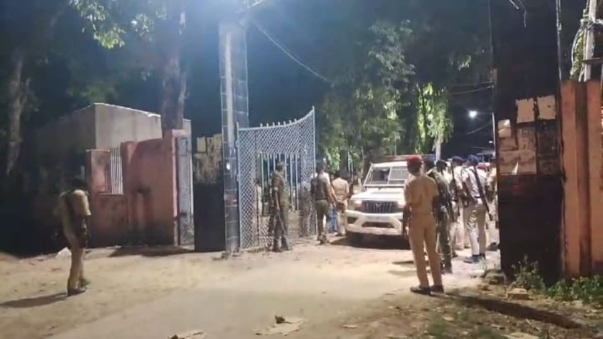 ​मोतिहारी में इंजीनियरिंग कॉलेज में छात्रा की संदिग्ध मौत पर बवाल, SIT गठित, छात्रों ने की न्याय की मांग