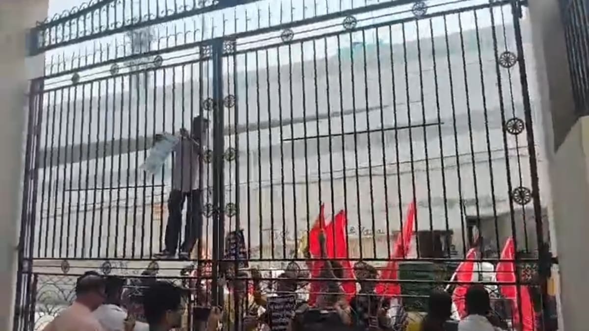 ब्रेकिंग: PU हमारा है, किसी के बाप का नहीं’: सीनेट बैठक के दौरान छात्रों का हंगामा, गेट का ताला तोड़ कैंपस में घुसे, पुलिस और प्रदर्शनकारियों के बीच भिड़ंत