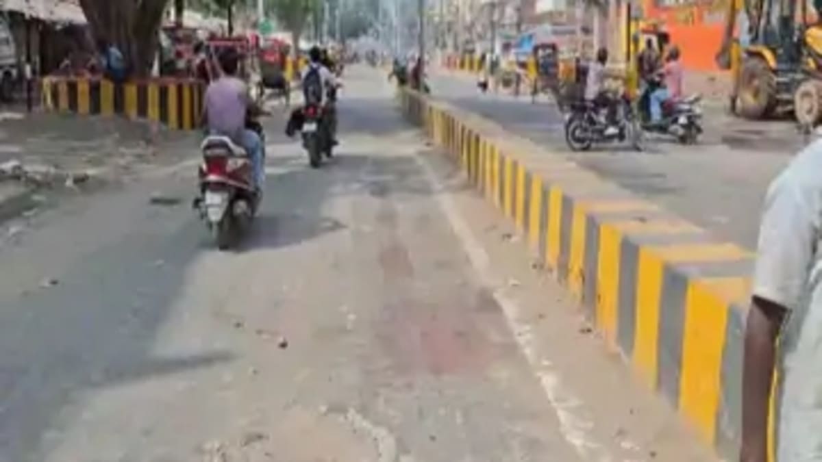 सड़क हादसे में अज्ञात युवक की गई जान: हाईवा की टक्कर से चेहरा हुआ क्षत-विक्षत, CCTV में सुराग तलाश रही पुलिस