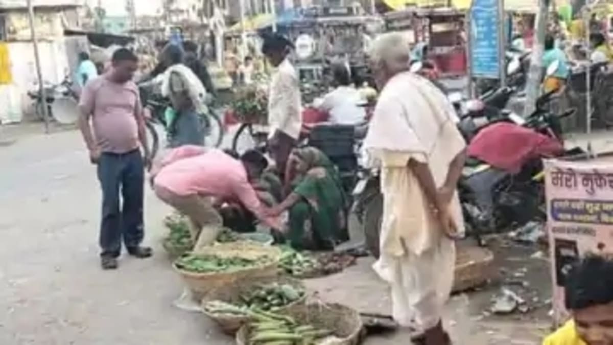 बाढ़ में पति-पत्नी विवाद: एक साल से लापता पत्नी ने की दूसरी शादी, अब पति ने मांगा तलाक