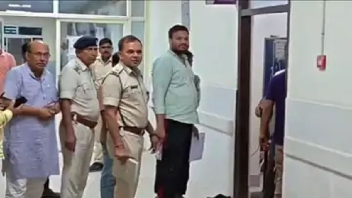 दुकान बंद कर लौट रहे व्यवसायी को बदमाशों ने चाकू से गोदा, गंभीर हालत में अस्पताल में भर्ती