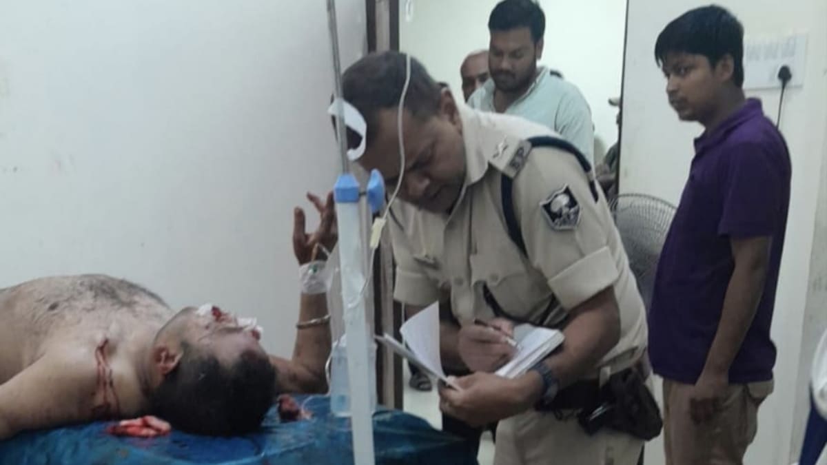 ​मुजफ्फरपुर में दिनदहाड़े चाकूबाजी: व्यवसायी पर जानलेवा हमला, पुरानी रंजिश में वारदात की आशंका