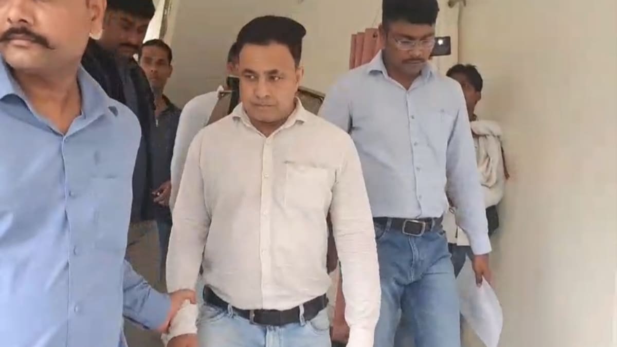 ​बेगूसराय में घूसखोर क्लर्क गिरफ्तार: लाइसेंस रिन्यूअल के नाम पर मांगे थे 10 हजार, विजिलेंस ने रंगेहाथों दबोचा