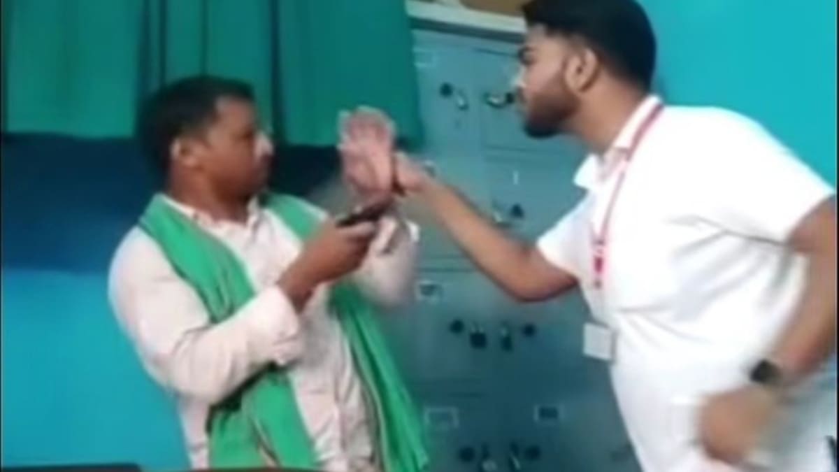झाझा स्टेशन पर टीटी की दबंगई! यात्री से मारपीट का VIDEO वायरल, रेलवे कर्मियों के व्यवहार पर उठे सवाल