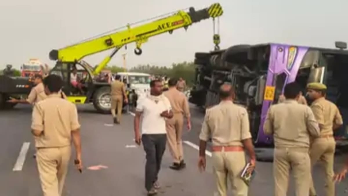 ​उन्नाव: लखनऊ-आगरा एक्सप्रेस-वे पर भीषण बस हादसा, दरोगा और कैदी समेत 6 की मौत