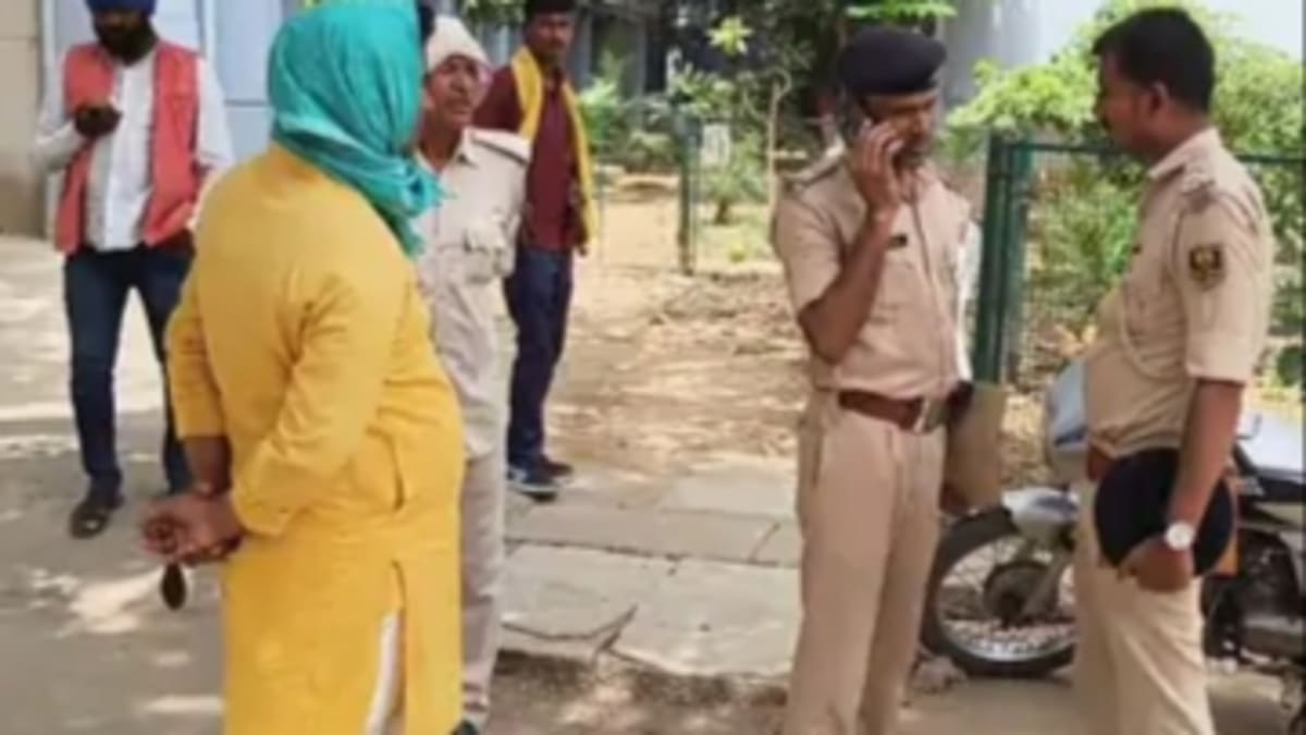 घर में सो रहे बुजुर्ग की गला रेतकर निर्मम हत्या, मर्डर मिस्ट्री सुलझाने में जुटी पुलिस