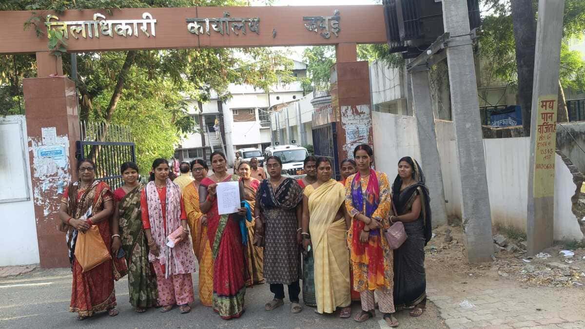 ​10 महीने से खाली हाथ: आजीविका कर्मियों ने खोला मोर्चा, डीएम से लगाई न्याय की गुहार