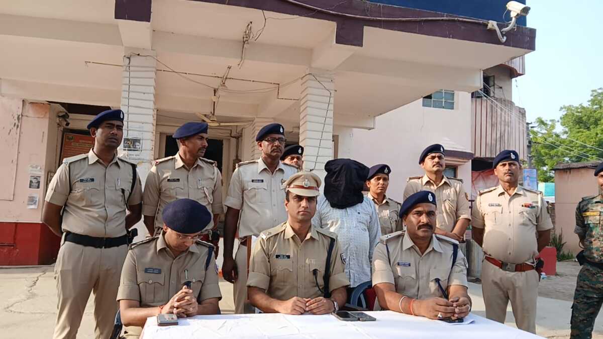 घर के अंदर बने तहखाने में चल रही थी अवैध गन फैक्ट्री, संचालक गिरफ्तार, हथियार बरामद