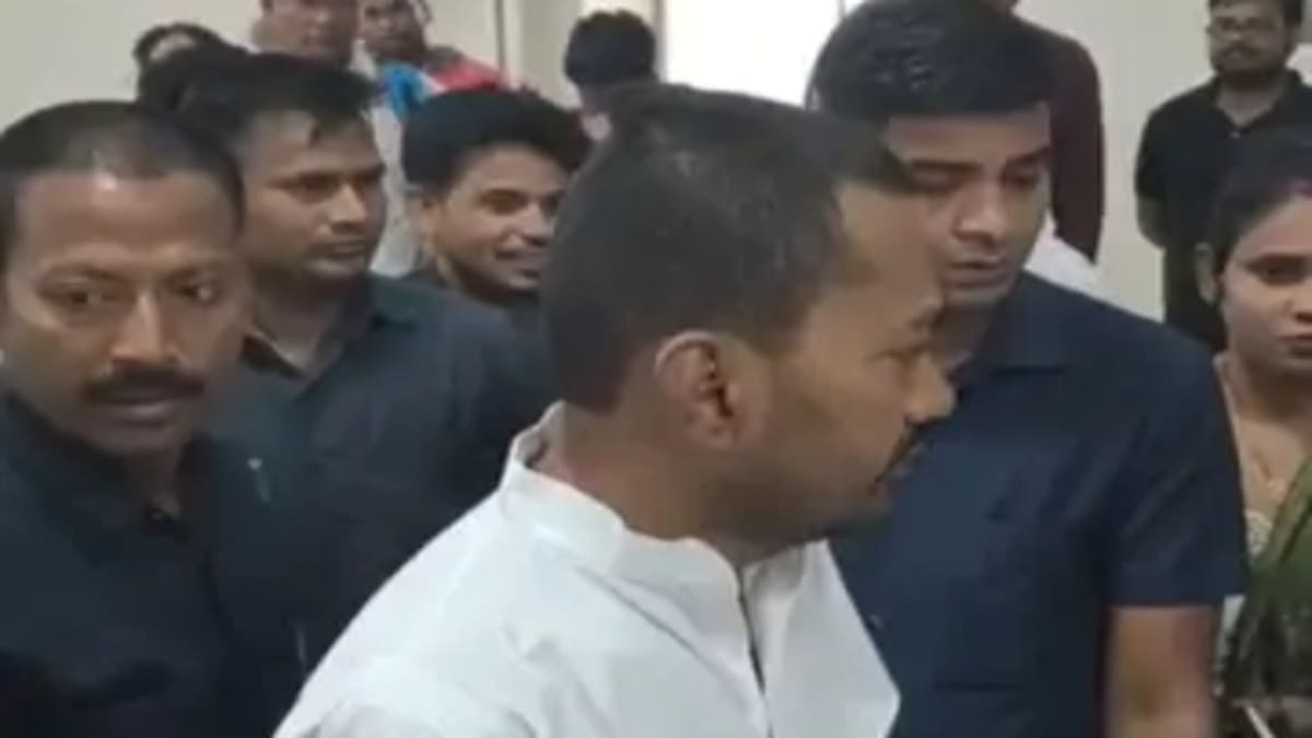 अस्पताल में बैठते हैं कुत्ते: बोगो सिंह ने सरकार को घेरा, तो वहीं शिक्षा मंत्री को छोड़ स्वास्थ्य मंत्री के पास पहुंचे TRE-4 अभ्यर्थी