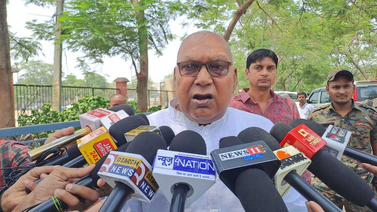 ​राजद विधायक बोगो सिंह का स्वास्थ्य मंत्री के जनता दरबार में हंगामा, अस्पताल के गोदाम बनने पर जताई नाराजगी