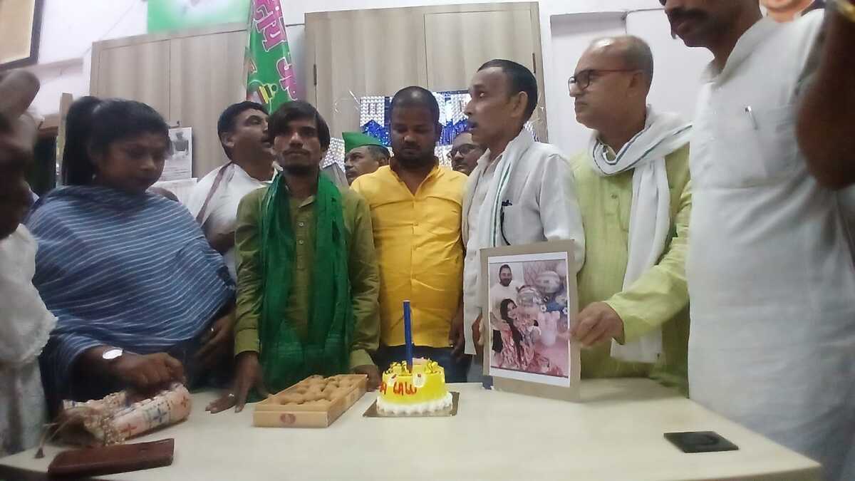 पटना में भी गूंजी इराज के जन्मदिन की खुशी: राजद कार्यालय में समर्थकों ने काटा केक