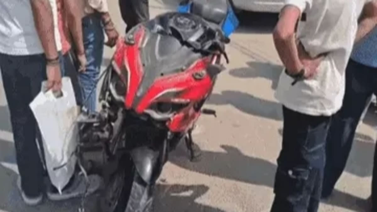 खतरनाक स्टंट का वीडियो बना रहा था युवक, डिवाइडर से टकराकर सड़क पर गिरा और हुई मौत