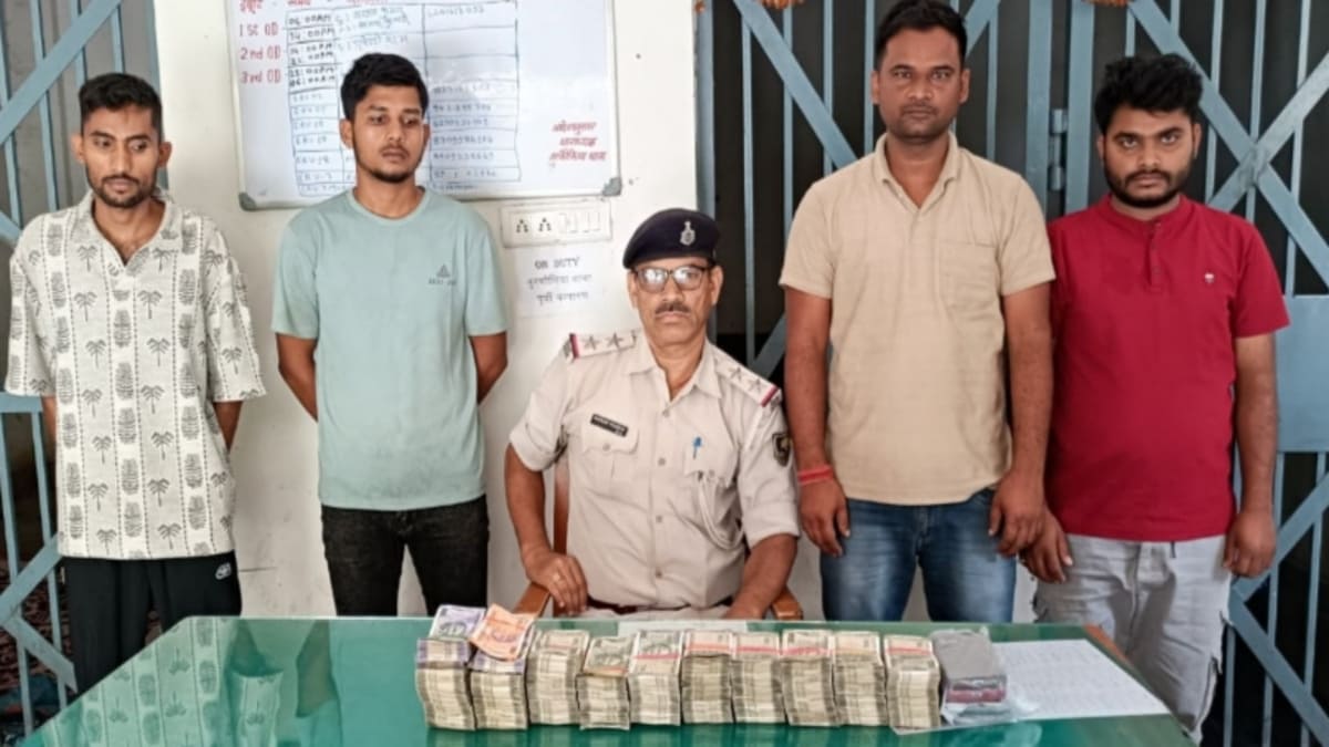 पूर्वी चंपारण में कार से 25 लाख बरामद, ड्रग्स कनेक्शन के शक में चार गिरफ्तार