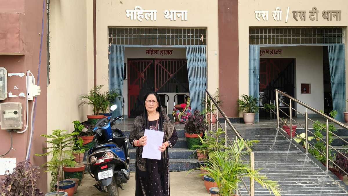 जमुई में घर हड़पने के आरोप में मां ने बेटे-बहू पर लगाया प्रताड़ना का आरोप, महिला थाना पहुंची पीड़िता