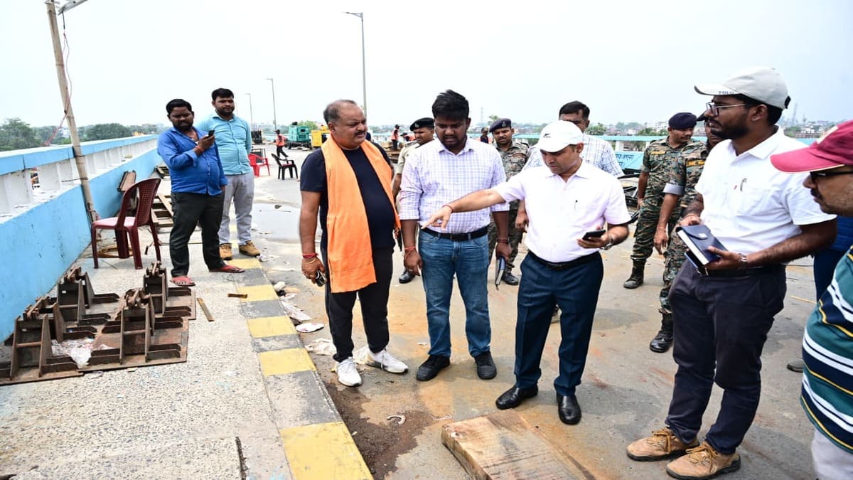 विक्रमशिला सेतु निर्माण कार्य: जिलाधिकारी ने किया निरीक्षण, तय समय-सीमा में कार्य पूर्ण करने के निर्देश