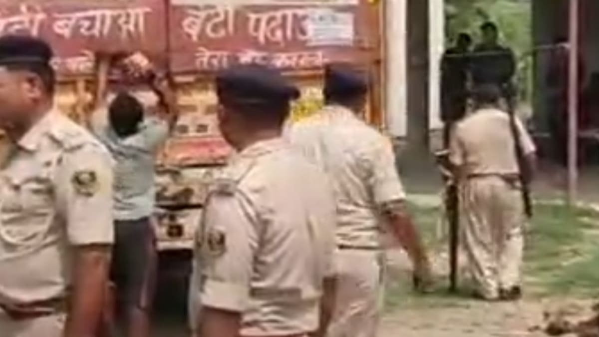 मुजफ्फरपुर में 50 लाख की प्रतिबंधित कफ सिरप के साथ दो तस्कर गिरफ्तार