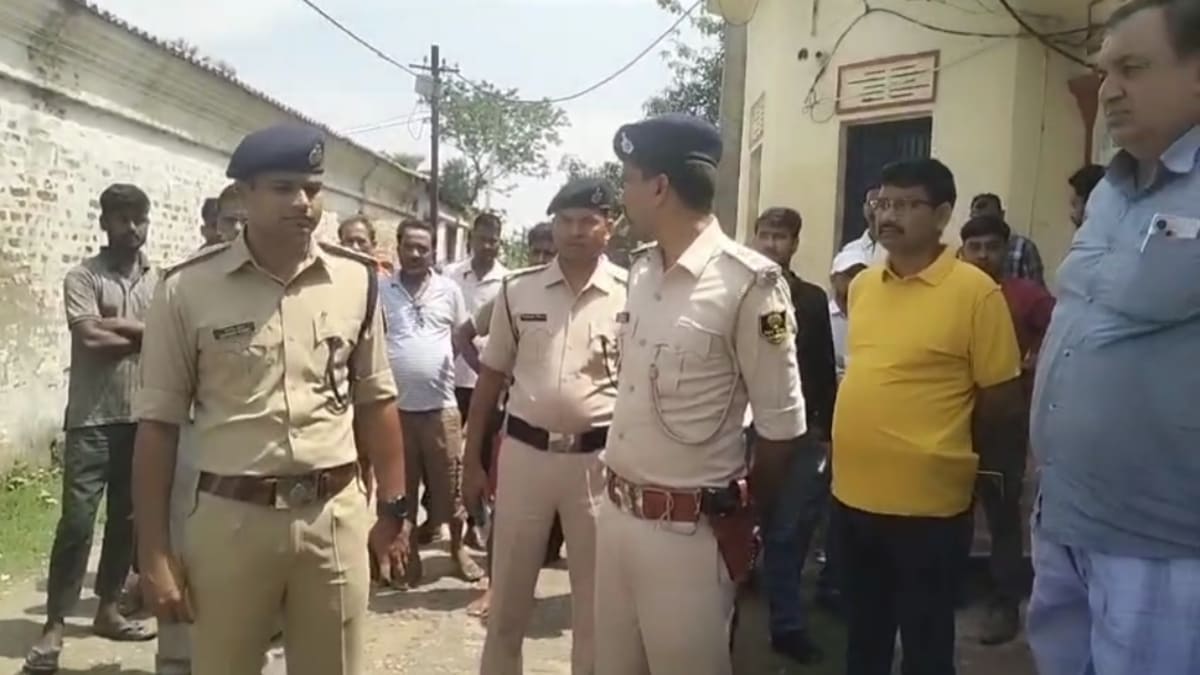 चिरैया के SBI बैंक में चोरों ने काटी खिड़की, अलार्म न बजने पर गिरी गाज, निलंबित हुए चौकीदार-गश्ती दल