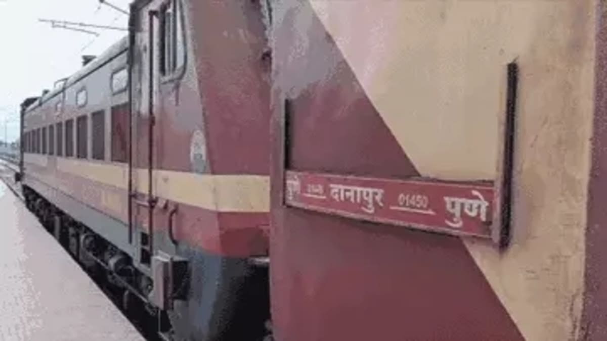 ​पुणे-दानापुर स्पेशल ट्रेन में मिला शव: महिला कोच में बेल्ट के सहारे लटका था युवक, जांच जारी