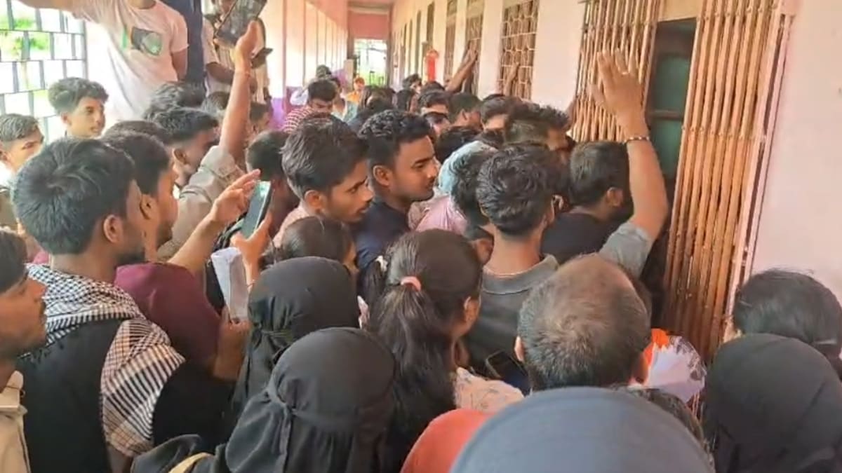 व्यवस्था के खिलाफ सड़क पर छात्र: परीक्षा फॉर्म वेरिफिकेशन की जटिलता से परेशान, केकेएम कॉलेज में 4 घंटे प्रदर्शन