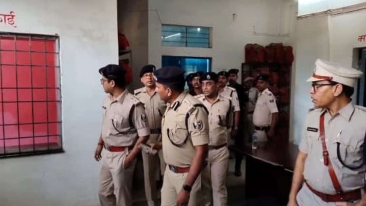 सहरसा में DIG के औचक निरीक्षण से थाने में मचा हड़कंप, शिकायत पेटी और रजिस्टर अपडेट न होने पर थाना प्रभारी पर गिरी गाज